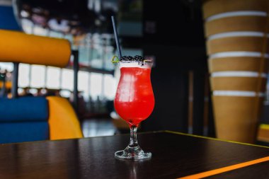Summer Cocktail Sex on the Beach. Taze kırmızı alkollü kokteyl. Bar tezgahında böğürtlen ve mesaj için yer var..