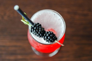 Summer Cocktail Sex on the Beach. Taze kırmızı alkollü kokteyl. Bar tezgahında böğürtlen ve ders için yer var..