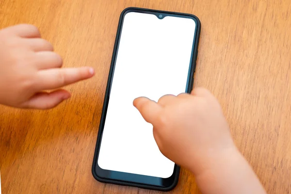 Teknolojiye Bağımlılık Beyaz Telefon Ekranı Küçük Çocuk Cep Telefonu Kullanıyor — Stok fotoğraf