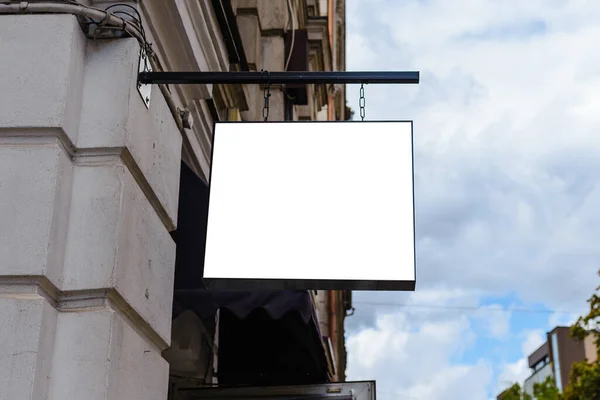 空白白板的模型 墙上安装了空的灯箱模板 被照亮的空白标牌的模型 户外广告 横幅的位置 — 图库照片