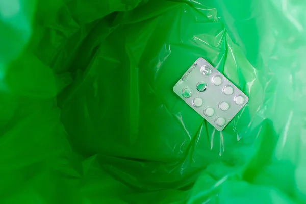 Ein Grüner Müllsack Müll Gibt Einen Medizin Insider — Stockfoto