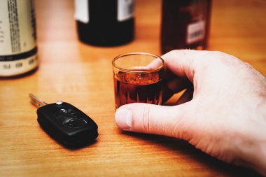 Alkollü sarhoş adam, elinde araba anahtarı. İçkili araba kullanma..