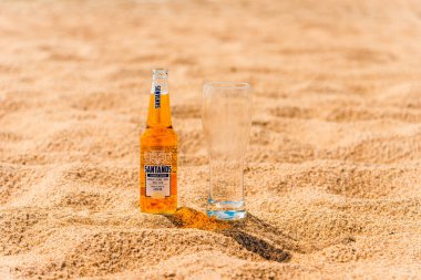 Santanos Meksika birası bardakta, yaz tatilinde bardak bardak şişesi. Klaipeda, Litvanya 07-14-2023.