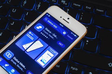 Whatsapp Alternatif uygulama STATUS akıllı telefonda, WhatsApp rakip mesajlaşma uygulaması Sinyali WhatsApp kullanıcıları alternatif uygulamalar ararken tanındı. Telsiai, Litvanya.07-25-2023.