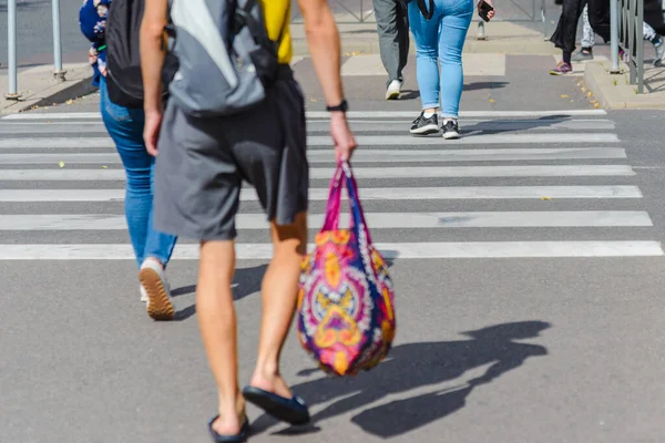 Caminando Personas Cruzando Calle Muchas Personas Caminando Por Centro Ciudad —  Fotos de Stock