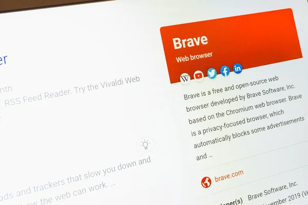 Brave社が開発した 無料のオープンソースWebブラウザのラップトップコンピュータ表示ロゴ リトアニア 2023 — ストック写真