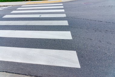 İnsanlar caddeden karşıya geçerken güvenlik için yaya geçidi. Zebra dışarıda karşıdan karşıya geçiyor. Açık havada vuruldu..