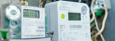 Akıllı elektrik sayacı güç kullanımını ölçer. Modern akıllı şebeke konut dijital güç sayacına yakın plan. Sancak. Telsiai, Litvanya. 07-12-2023.