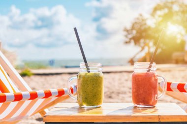 Tropikal sahilde iki taze meyve suyu. Lüks tropik yaz plajlarında kokteyller. Gün batımı ya da gün doğumu..
