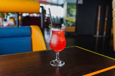 Summer Cocktail Sex on the Beach. Taze kırmızı alkollü kokteyl. Bar tezgahında böğürtlen ve mesaj için yer var..