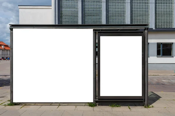 巴士站上的垂直空白横幅广告牌 街头户外广告 — 图库照片