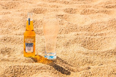 Santanos Meksika birası bardakta, yaz tatilinde bardak bardak şişesi. Klaipeda, Litvanya 07-14-2023.