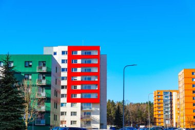 Apartman dairesi, yenilenmiş konut bölgesinde yeni bitirilmiş modern tarz apartman. Satılık daireleri olan parlak renklerde yeni inşa edilmiş bir bina..