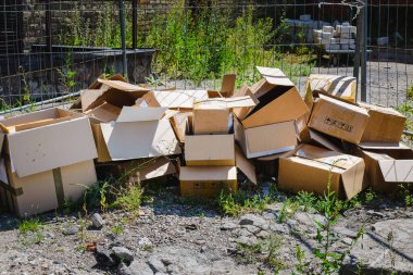 Sokakta duran bir sürü boş karton kutu. Yaz günü..
