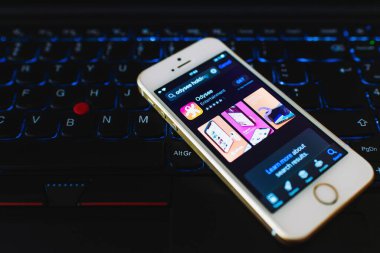 Odysee video platformu logosu telefon ekranında ve dizüstü bilgisayarda. Yeni medya platformu. Telsiai, Litvanya. 07-25-2023.