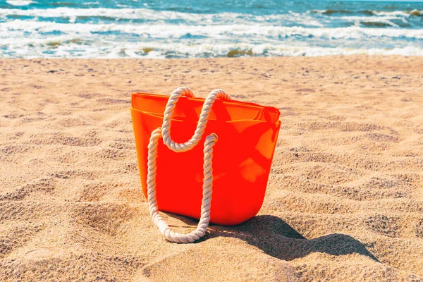 Una Bolsa Roja Vacía Mar Playa Contra Cielo Azul Nublado — Foto de Stock