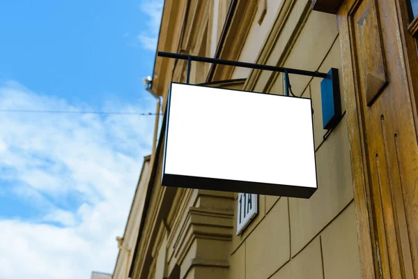 空白白板的模型 墙上安装了空的灯箱模板 被照亮的空白标牌的模型 户外广告 横幅的位置 — 图库照片