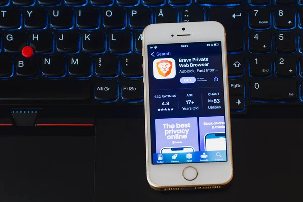 Brave Tarayıcı Smartphone Ekranında Hızlı Adblocker Dev Uygulaması Laptop Keyboard — Stok fotoğraf