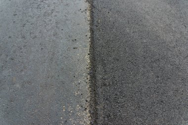 Kasabada büyük bir asfalt tabakası. Sığ bir alan derinliğinde asfalt ham madde tabakası. Yol yapımı. Yeni bir yol inşaatı.