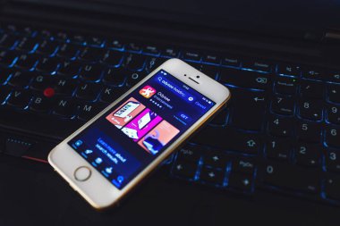 Odysee video platformu logosu telefon ekranında ve dizüstü bilgisayarda. Yeni medya platformu. Telsiai, Litvanya. 07-25-2023.