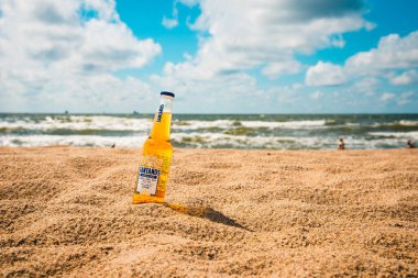 Santanos Meksika birası yaz tatilinde cam şişede. Klaipeda, Litvanya 07-14-2023.