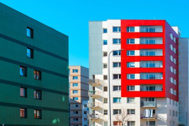 Apartman dairesi, yenilenmiş konut bölgesinde yeni bitirilmiş modern tarz apartman. Satılık daireleri olan parlak renklerde yeni inşa edilmiş bir bina..