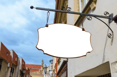 Boş beyaz tabela modeli. Boş ışıklandırma dükkânı şablonu duvara monte edildi. Aydınlatılmış boş tabela. Metinler, açık hava reklamları, afişler için yer.