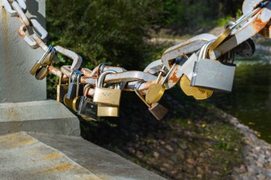 Aşk için asma kilit Yaz parkında kapalı bir kaç asma kilit.