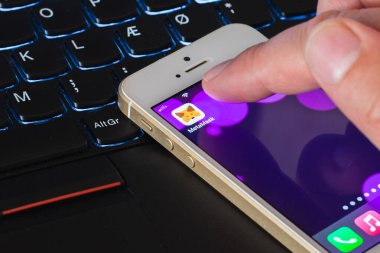 Metamask şifreli cüzdan mobil uygulaması. NFT dijital koleksiyona yatırım yapıyor. Metamask logo işareti, telefon ekranında. Telsiai, Litvanya. 07-25-2023.