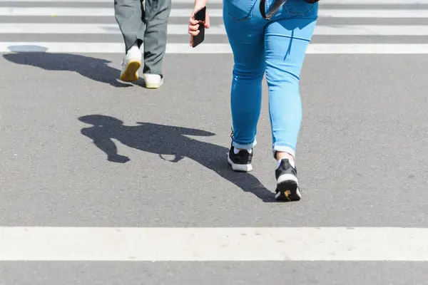 Una Giovane Donna Grassa Che Cammina Attraversando Strada Persone Piedi — Foto Stock