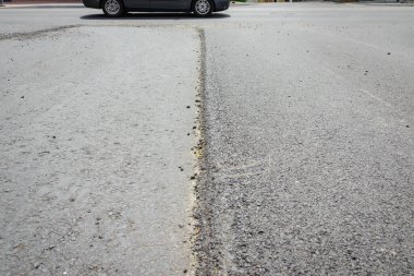 Kasabada büyük bir asfalt tabakası. Sığ bir alan derinliğinde asfalt ham madde tabakası. Yol yapımı. Yeni bir yol inşaatı.