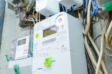 Akıllı elektrik sayacı güç kullanımını ölçüyor. Modern akıllı şebeke yerleşim birimi dijital güç sayacına yakın çekim. İç mekanda. Telsiai, Litvanya. 07-12-2023.