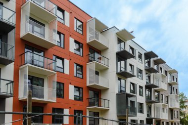 Modern ve yeni apartman. Çok katlı modern, yeni ve şık apartman daireleri. Yazın şantiye.