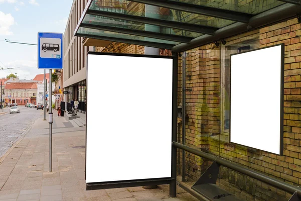 巴士站上的垂直空白横幅广告牌 街头户外广告 — 图库照片