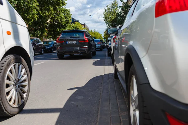 城市街道上的交通堵塞 汽车在城市街道上的高峰时间 高速公路上的汽车在路上塞车 维尔纽斯 立陶宛 — 图库照片