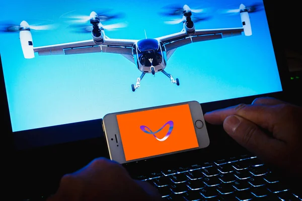 Joby Havacılık logosu. Akıllı telefon tutan kişi. Joby Havacılık, hava taksi servisleri için elektrikli uçak üreten bir ABD şirketidir. Telsiai, Litvanya. 08-09-2023.