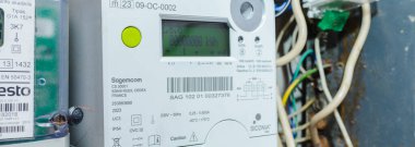 Akıllı elektrik sayacı güç kullanımını ölçer. Modern akıllı şebeke konut dijital güç sayacına yakın plan. Sancak. Telsiai, Litvanya. 07-12-2023.