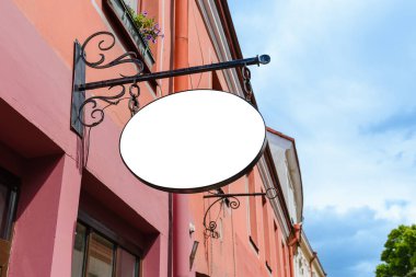 Boş beyaz tabela modeli. Boş ışıklandırma dükkânı şablonu duvara monte edildi. Aydınlatılmış boş tabela. Metinler, açık hava reklamları, afişler için yer.