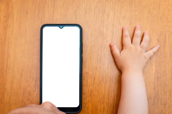 Model Beyaz Telefon Ekranı Küçük Çocuk Cep Telefonu Kullanıyor Bebek — Stok fotoğraf