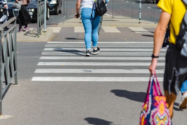 Caminando Personas Cruzando Calle Muchas Personas Caminando Por Centro Ciudad —  Fotos de Stock