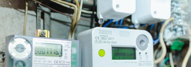 Akıllı elektrik sayacı güç kullanımını ölçer. Modern akıllı şebeke konut dijital güç sayacına yakın plan. Sancak. Telsiai, Litvanya. 07-12-2023.