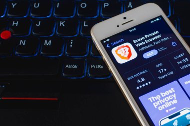 Brave Tarayıcı: Smartphone ekranında Hızlı Adblocker dev uygulaması. Laptop pc keyboard.Brave Browser, Brave Software tarafından geliştirilen ücretsiz bir web tarayıcısıdır. Telsiai, Litvanya.07-25-2023.