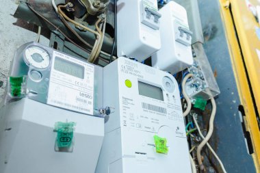 Akıllı elektrik sayacı güç kullanımını ölçüyor. Modern akıllı şebeke yerleşim birimi dijital güç sayacına yakın çekim. İç mekanda. Telsiai, Litvanya. 07-12-2023.