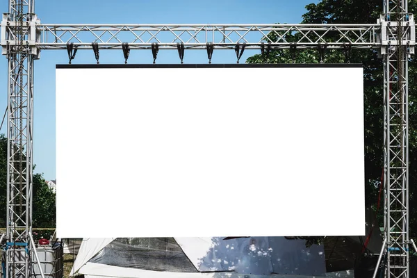 Pano Beyazı Boş Reklam Panosu Konser Için Sahnede Ekipman Projektör — Stok fotoğraf