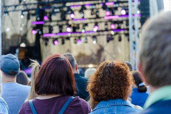 Grande Foule Personnes Regardant Concert Heure Été Festival Arrière Plan — Photo
