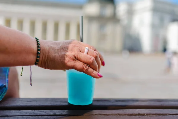 Een Vrouw Houdt Een Verfrissende Blauwe Slushy Haar Hand Zomer — Stockfoto
