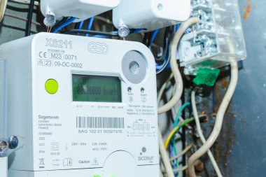 Akıllı elektrik sayacı güç kullanımını ölçüyor. Modern akıllı şebeke yerleşim birimi dijital güç sayacına yakın çekim. İç mekanda. Telsiai, Litvanya. 07-12-2023.