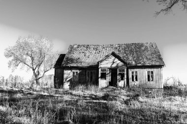 Kışın terk edilmiş eski ahşap yapı evi.