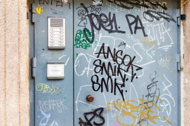 Metal duvardaki kapıya grafiti. Vilnius, Litvanya, 07-21-2023..