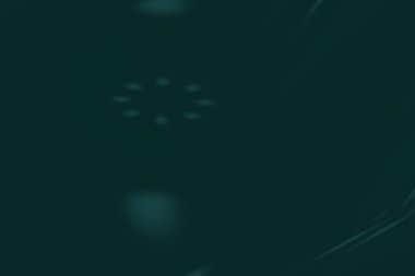 Neon bulanıklığı parlıyor. Renk ışığı örtüsü. Disko aydınlatması. Karanlık soyut boş arkaplan üzerinde odaklanmış aydınlık yumuşak doku.